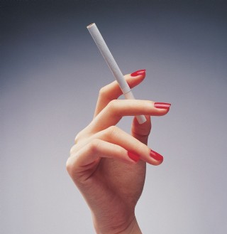 女人抽烟的手图片